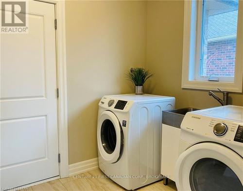 2118 Lockwood Cres, Strathroy-Caradoc, ON - Indoor Photo Showing Laundry Room