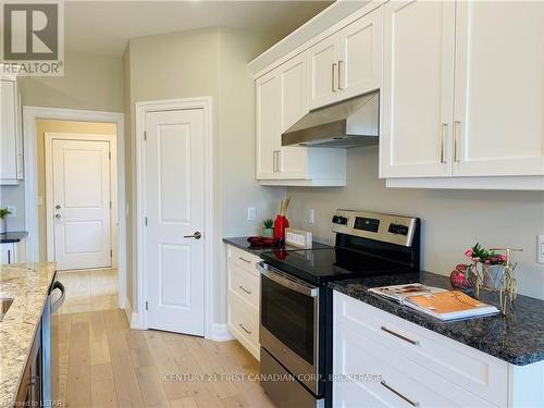 2118 Lockwood Cres, Strathroy-Caradoc, ON - Indoor Photo Showing Kitchen With Upgraded Kitchen