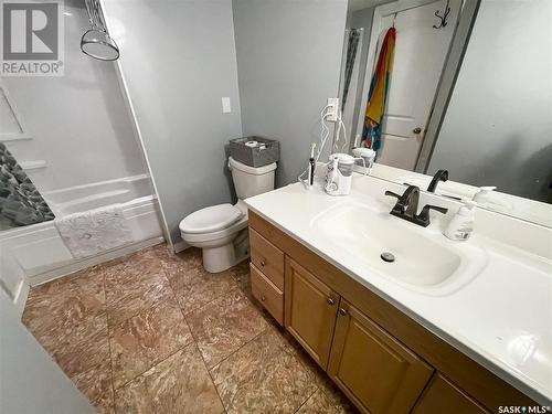 368 6Th Avenue Nw, Swift Current, SK - Indoor Photo Showing Bathroom