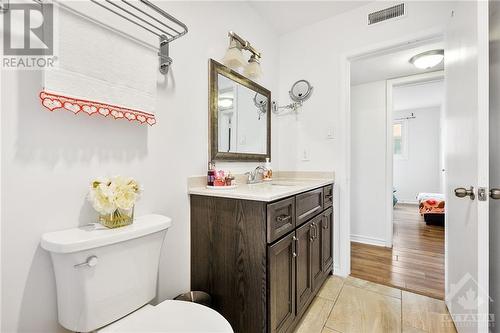 976 St Laurent Boulevard, Ottawa, ON - Indoor Photo Showing Bathroom