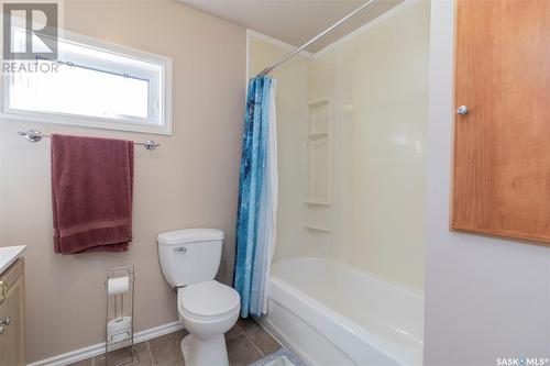 710 F Avenue N, Saskatoon, SK - Indoor Photo Showing Bathroom