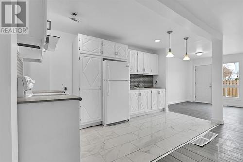 10 The Rockery Private, Ottawa, ON - Indoor Photo Showing Kitchen