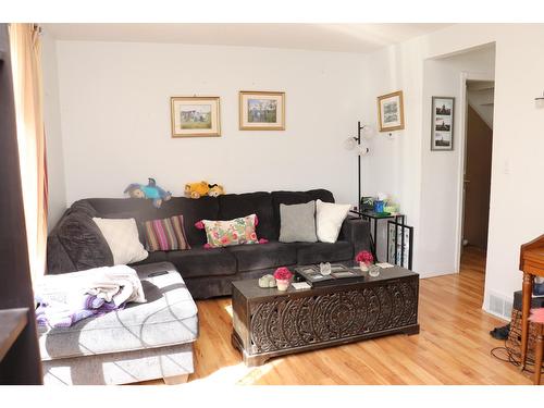 223 23Rd Avenue N, Cranbrook, BC - Indoor Photo Showing Living Room