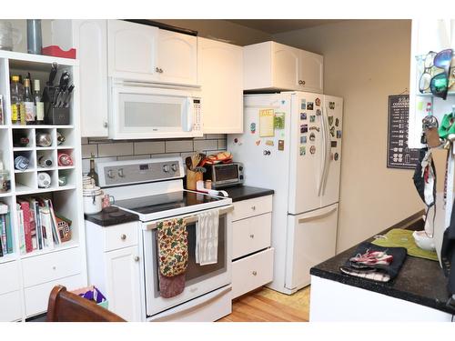 223 23Rd Avenue N, Cranbrook, BC - Indoor Photo Showing Kitchen