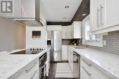 5153 Idlewood Cres, Burlington, ON - Indoor Photo Showing Kitchen With Upgraded Kitchen