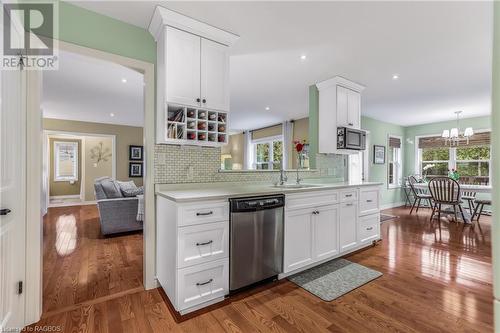 112 Glenwood Place, West Grey, ON - Indoor Photo Showing Kitchen With Upgraded Kitchen