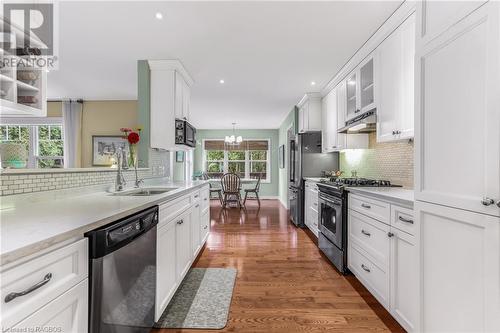 112 Glenwood Place, West Grey, ON - Indoor Photo Showing Kitchen With Upgraded Kitchen