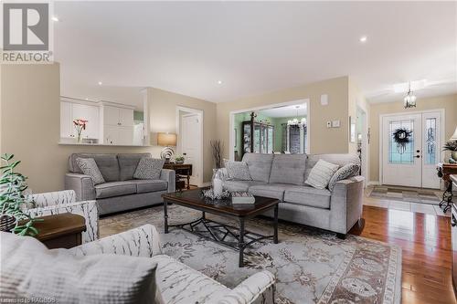 112 Glenwood Place, West Grey, ON - Indoor Photo Showing Living Room