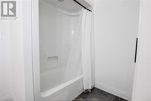 108 Maple Lane, Essex, ON - Indoor Photo Showing Bathroom