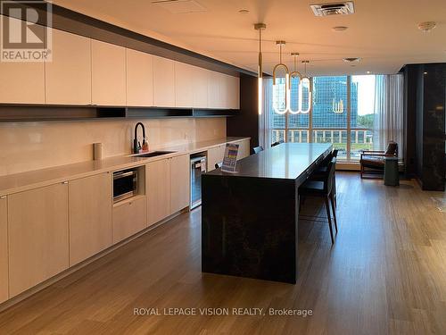 3801 - 4065 Confederation Parkway N, Mississauga, ON - Indoor Photo Showing Kitchen