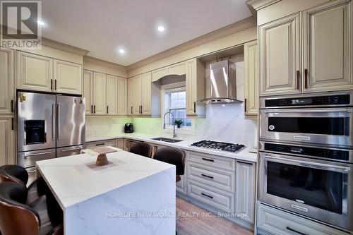 2 Antique Drive, Richmond Hill, ON - Indoor Photo Showing Kitchen With Double Sink With Upgraded Kitchen