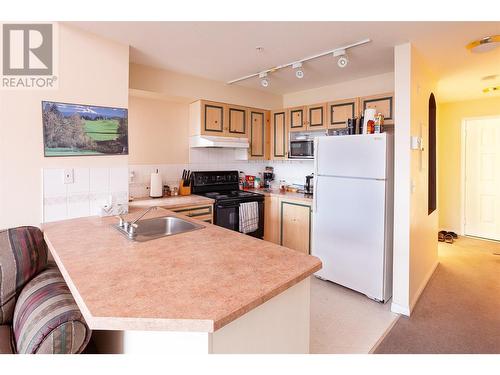 3185 Via Centrale Road Unit# 309, Kelowna, BC - Indoor Photo Showing Kitchen