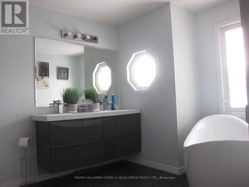 353 Westmeadow Drive, Kitchener, ON - Indoor Photo Showing Bathroom