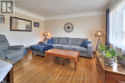 453 Highland Rd E, Kitchener, ON - Indoor Photo Showing Living Room