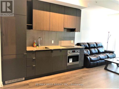 #908 -161 Roehampton Ave, Toronto, ON - Indoor Photo Showing Kitchen With Upgraded Kitchen