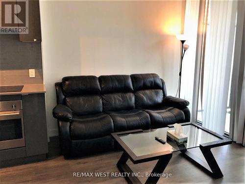 #908 -161 Roehampton Ave, Toronto, ON - Indoor Photo Showing Living Room