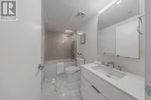 1205 - 25 Richmond Street E, Toronto, ON - Indoor Photo Showing Bathroom