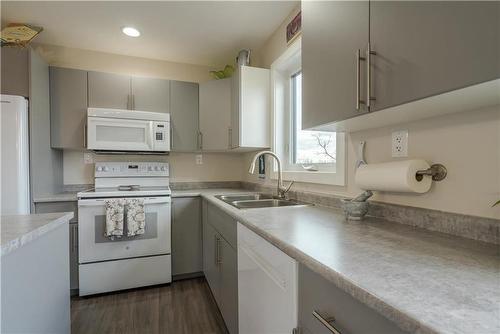 64 Therrien Drive, Richer, MB - Indoor Photo Showing Kitchen With Double Sink