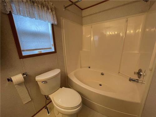 21 Sandpiper Bay, Brandon, MB - Indoor Photo Showing Bathroom