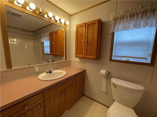 21 Sandpiper Bay, Brandon, MB - Indoor Photo Showing Bathroom