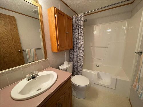 21 Sandpiper Bay, Brandon, MB - Indoor Photo Showing Bathroom