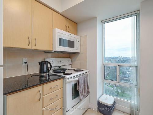 2306-35 Bales Ave, Toronto, ON - Indoor Photo Showing Kitchen