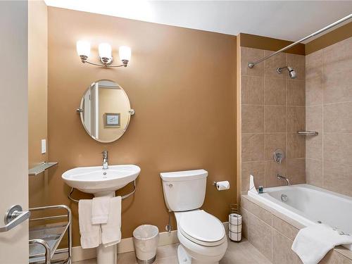 759 Sea Dr, Central Saanich, BC - Indoor Photo Showing Bathroom