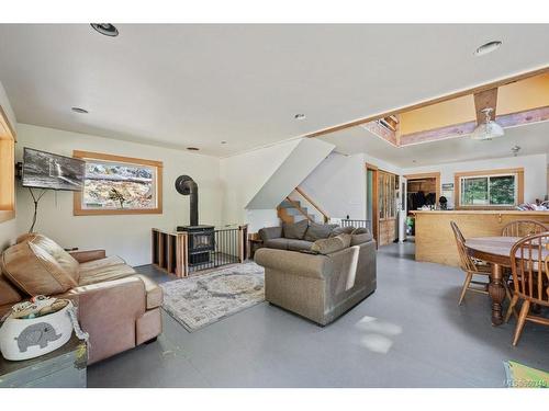 3 Main Rd, Lasqueti Island, BC - Indoor Photo Showing Living Room