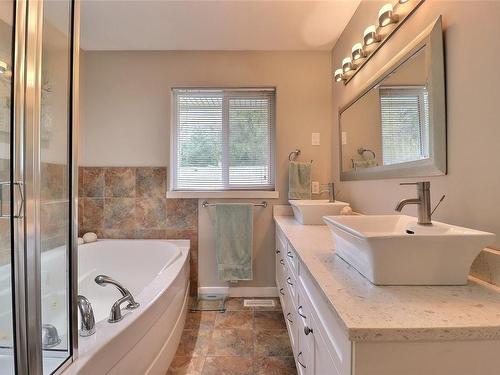 35 Grosskleg Way, Lake Cowichan, BC - Indoor Photo Showing Bathroom