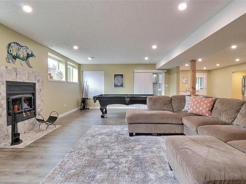 35 Grosskleg Way, Lake Cowichan, BC - Indoor Photo Showing Living Room With Fireplace