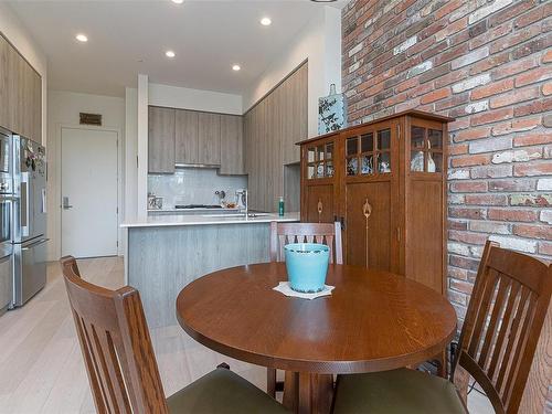 205-1216 Carlisle Ave, Esquimalt, BC - Indoor Photo Showing Kitchen