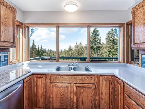 4150 Eld Rd, Whiskey Creek, BC - Indoor Photo Showing Kitchen With Double Sink