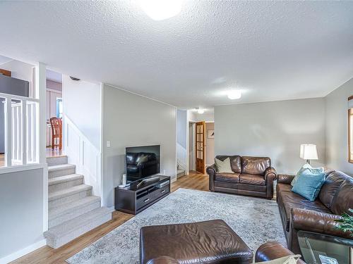 4150 Eld Rd, Whiskey Creek, BC - Indoor Photo Showing Living Room