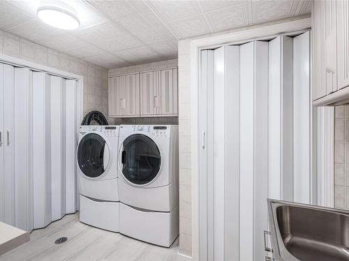 4150 Eld Rd, Whiskey Creek, BC - Indoor Photo Showing Laundry Room