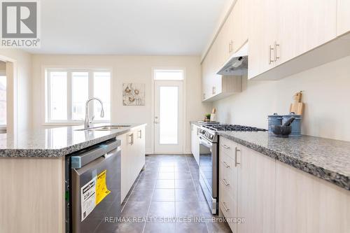 40 Gardenbrook Tr, Hamilton, ON - Indoor Photo Showing Kitchen With Upgraded Kitchen