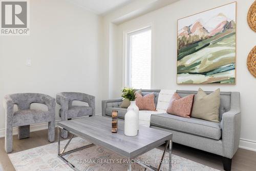 40 Gardenbrook Tr, Hamilton, ON - Indoor Photo Showing Living Room