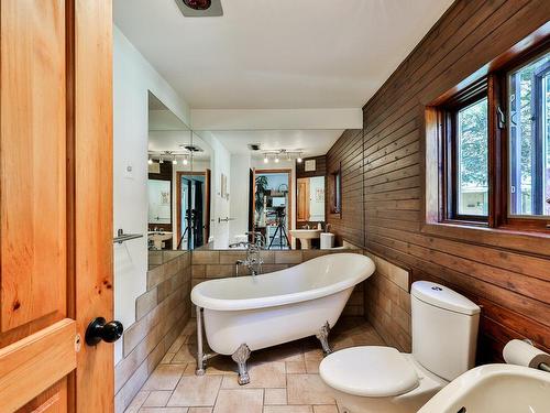 Bathroom - 2275 Mtée Predeal-Trudeau, Val-David, QC - Indoor Photo Showing Bathroom