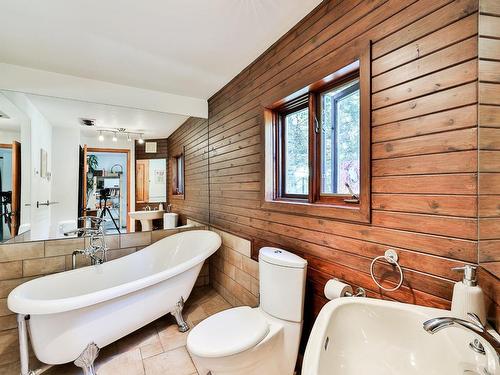 Bathroom - 2275 Mtée Predeal-Trudeau, Val-David, QC - Indoor Photo Showing Bathroom