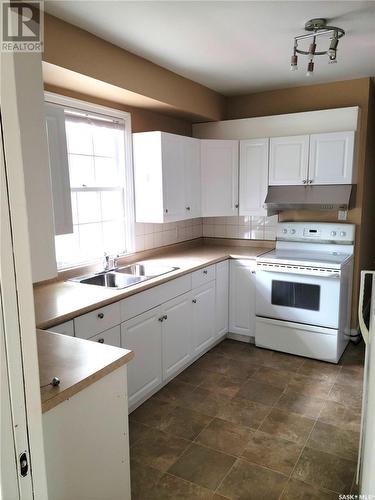 420 Cumberland Avenue S, Saskatoon, SK - Indoor Photo Showing Kitchen With Double Sink