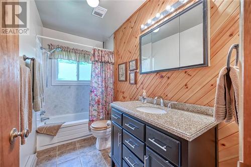 2 B5B Lane, Rideau Ferry, ON - Indoor Photo Showing Bathroom