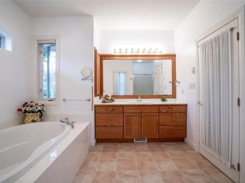 2599 Golf View Crescent, Blind Bay, BC - Indoor Photo Showing Bathroom