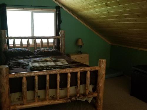 1625 Acorn Road, Seymour Arm, BC - Indoor Photo Showing Bedroom