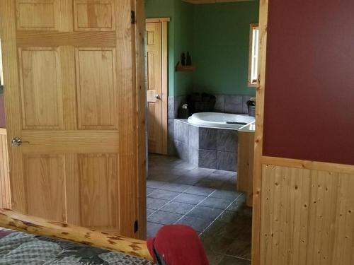 1625 Acorn Road, Seymour Arm, BC - Indoor Photo Showing Bathroom