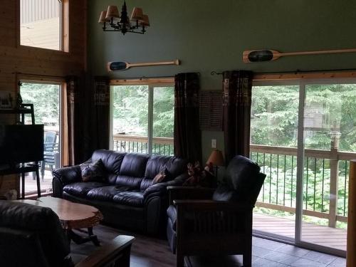 1625 Acorn Road, Seymour Arm, BC - Indoor Photo Showing Living Room