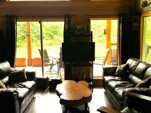 1625 Acorn Road, Seymour Arm, BC - Indoor Photo Showing Living Room