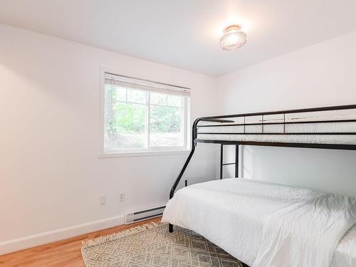 Bedroom - 436Z 305E Avenue, Saint-Hippolyte, QC - Indoor Photo Showing Bedroom
