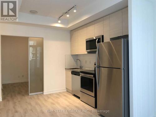 519 - 621 Sheppard Avenue E, Toronto, ON - Indoor Photo Showing Kitchen With Stainless Steel Kitchen