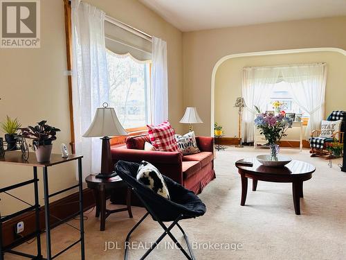 30 Phipps Street, Fort Erie, ON - Indoor Photo Showing Living Room