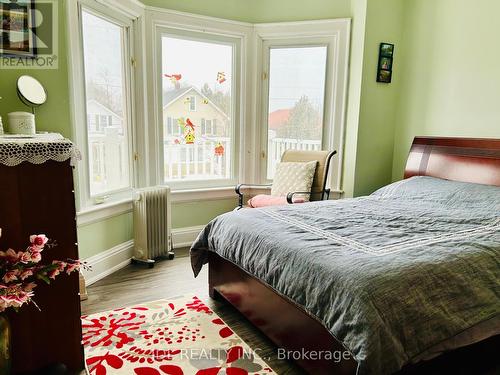 30 Phipps St, Fort Erie, ON - Indoor Photo Showing Bedroom