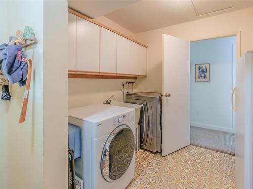 2050 Sanders Rd, Nanoose Bay, BC - Indoor Photo Showing Laundry Room